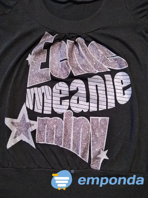 Remera con escritura brillosa, manga princesa. IMPECABLE Floresta - imagen 3