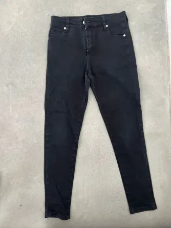 Pantalpn Negro de vestie, marca volcom Villa Devoto