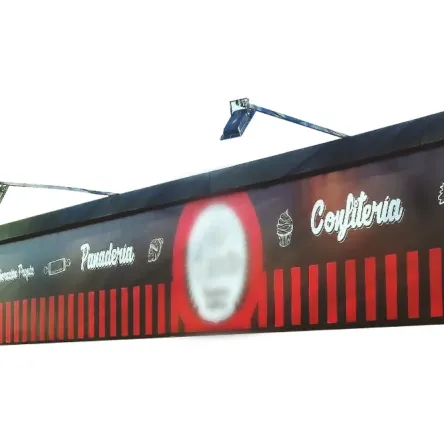 Carteles de acero calado con dibujo de Maradona Lanús