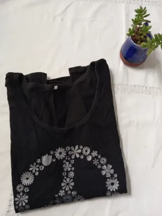 Remera de algodon "Paz". IMPECABLE Floresta