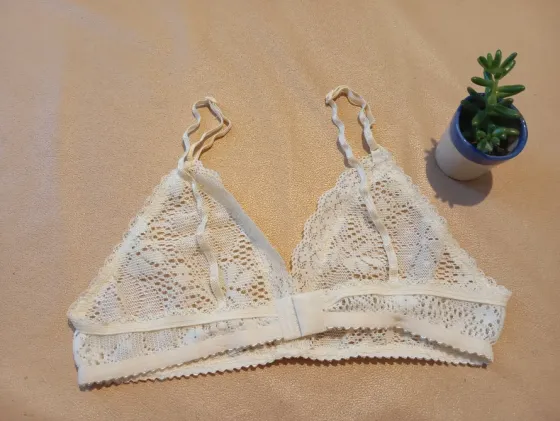 Corpiño triangulo sin aro, de puntilla. Sexy. Impecable Floresta