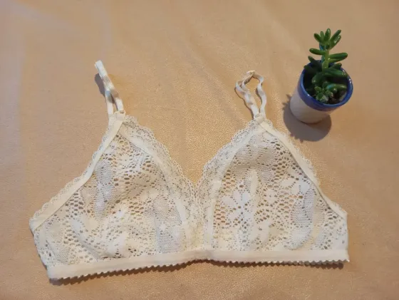 Corpiño triangulo sin aro, de puntilla. Sexy. Impecable Floresta