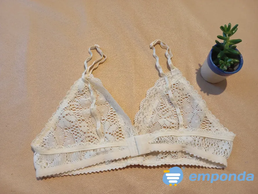 Corpiño triangulo sin aro, de puntilla. Sexy. Impecable Floresta - imagen 2