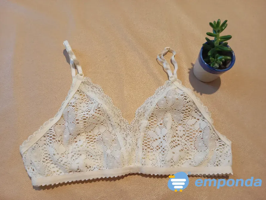 Corpiño triangulo sin aro, de puntilla. Sexy. Impecable Floresta - imagen 1