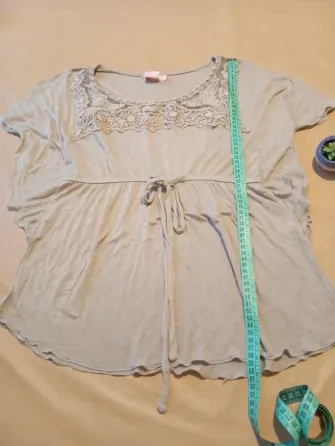 Remera tipo blusa con frunce. Impecable Floresta