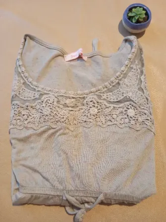 Remera tipo blusa con frunce. Impecable Floresta