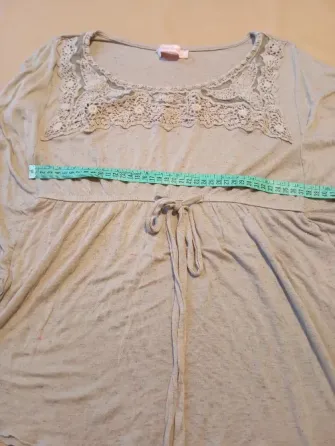 Remera tipo blusa con frunce. Impecable Floresta