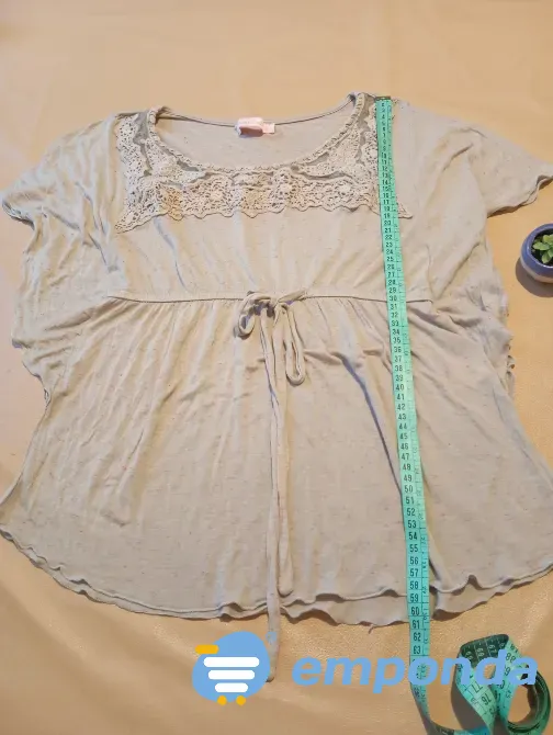 Remera tipo blusa con frunce. Impecable Floresta - imagen 1