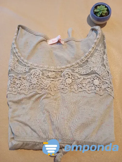 Remera tipo blusa con frunce. Impecable Floresta - imagen 3