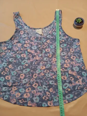 Musculosa a la cintura, colorida. Koxis. Impecable Floresta