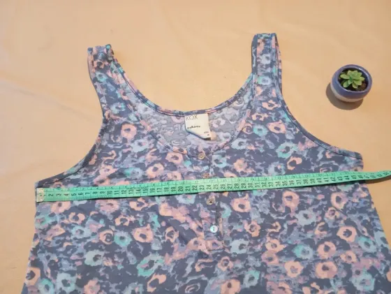 Musculosa a la cintura, colorida. Koxis. Impecable Floresta