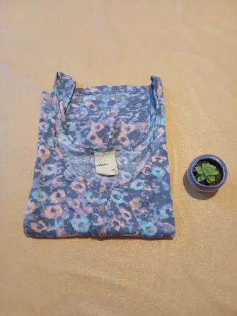 Musculosa a la cintura, colorida. Koxis. Impecable Floresta