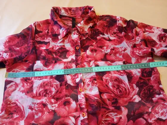 Camisa floreada manga ¾. Impecable Floresta