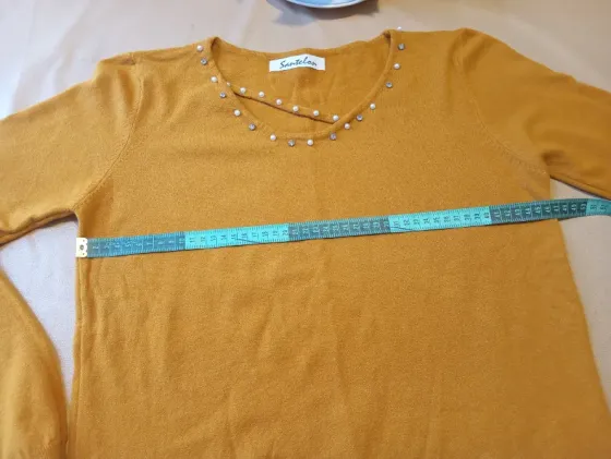 Sweater con perlas en escote Floresta