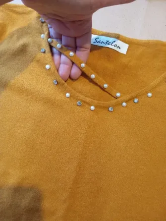 Sweater con perlas en escote Floresta