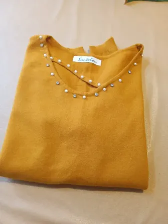 Sweater con perlas en escote Floresta