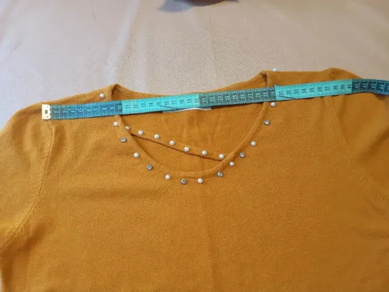 Sweater con perlas en escote Floresta