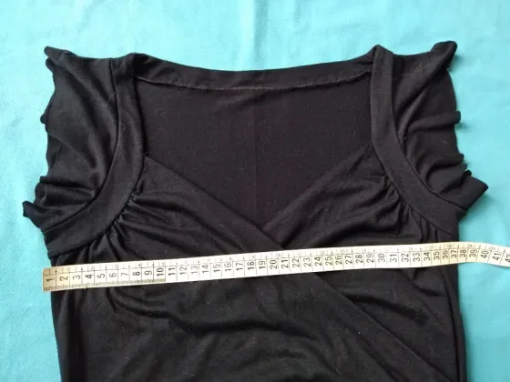 Remera manga princesa, escote cruzado. IMPECABLE Floresta