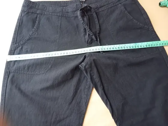 Pantalon capri negro, rigido con cordon. Impecable Floresta