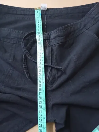 Pantalon capri negro, rigido con cordon. Impecable Floresta