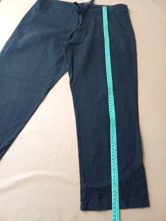 Pantalon capri negro, rigido con cordon. Impecable Floresta