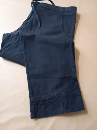 Pantalon capri negro, rigido con cordon. Impecable Floresta