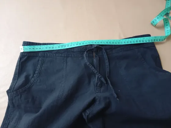 Pantalon capri negro, rigido con cordon. Impecable Floresta