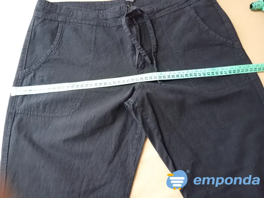 Pantalon capri negro, rigido con cordon. Impecable Floresta - imagen 3