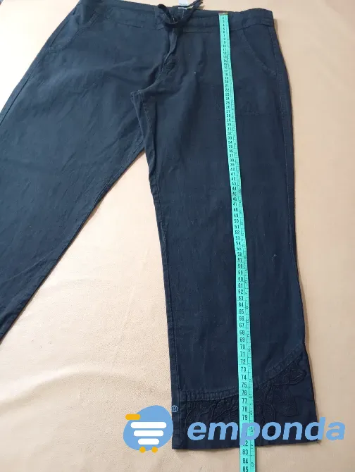 Pantalon capri negro, rigido con cordon. Impecable Floresta - imagen 1