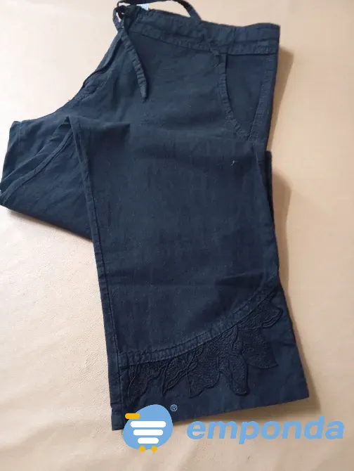 Pantalon capri negro, rigido con cordon. Impecable Floresta - imagen 5