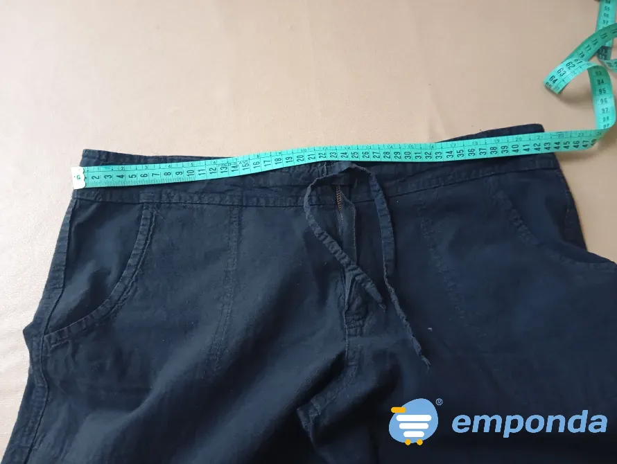 Pantalon capri negro, rigido con cordon. Impecable Floresta - imagen 2