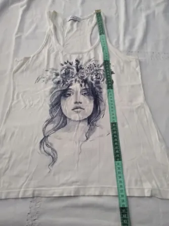 Musculosa espalda deportiva, rostro de mujer Floresta