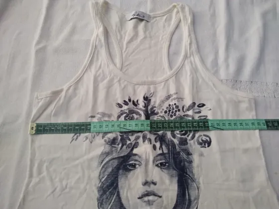 Musculosa espalda deportiva, rostro de mujer Floresta