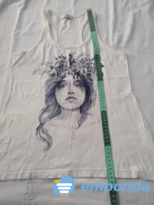 Musculosa espalda deportiva, rostro de mujer Floresta - imagen 1