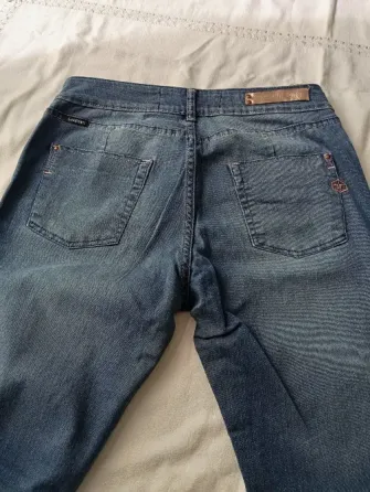 Pantalon, jean semi elastizado tiro alto. IMPECABLE Floresta