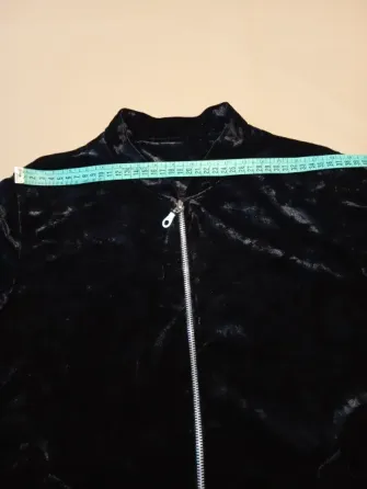 Campera de plush, media polera. Impecable Floresta