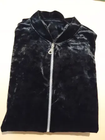 Campera de plush, media polera. Impecable Floresta