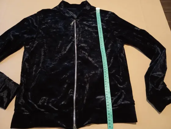 Campera de plush, media polera. Impecable Floresta