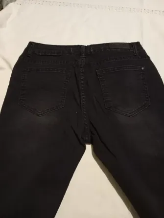 Pantalon de jean semi oxford, con roturas. IMPECABLE Floresta