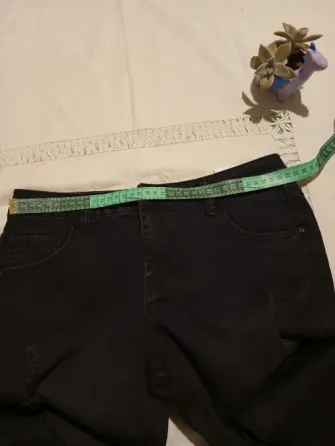 Pantalon de jean semi oxford, con roturas. IMPECABLE Floresta