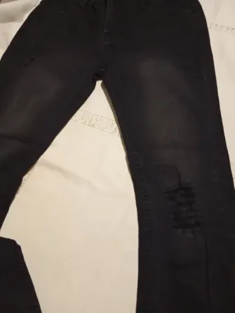 Pantalon de jean semi oxford, con roturas. IMPECABLE Floresta