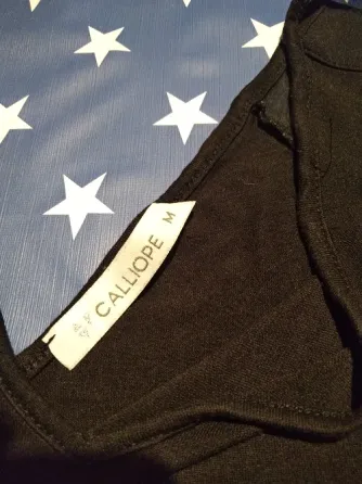 Remera mangas de gasa y hombros descubiertos. IMPECABLE Floresta