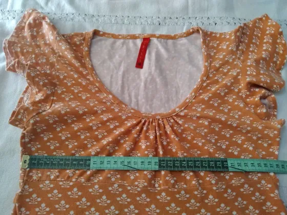 Remera larga, manga volado y lazo para atar atras Floresta