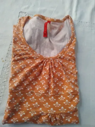 Remera larga, manga volado y lazo para atar atras Floresta