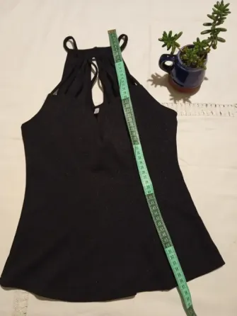 Musculosa de fiesta, con escote armado. IMPECABLE Floresta