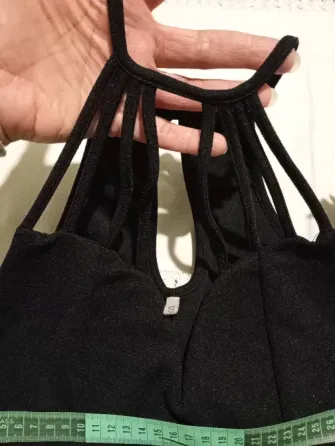 Musculosa de fiesta, con escote armado. IMPECABLE Floresta