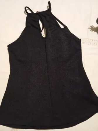 Musculosa de fiesta, con escote armado. IMPECABLE Floresta