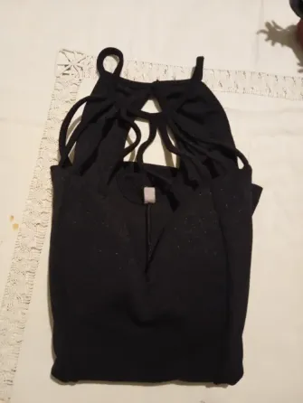 Musculosa de fiesta, con escote armado. IMPECABLE Floresta