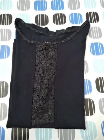 Remera modal y puntilla. Impecable Floresta