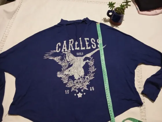 Remera azul, manga larga super amplia. IMPECABLE Floresta